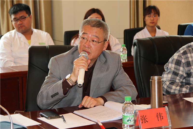 7答辩会由副院长张伟主持.JPG
