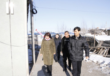 【学习贯彻党的十九大专栏】走访困难群众 落实精准扶贫 ——大庆市第三医院党委到东胜村走访慰问困难群众